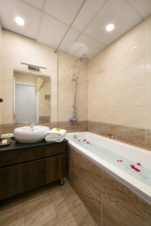 Deluxe Apartment Poonsa Duy Tan Hotel and Serviced Apartment