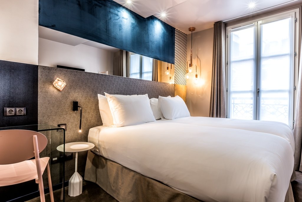 Кровать в общем номере Hotel Duette Paris