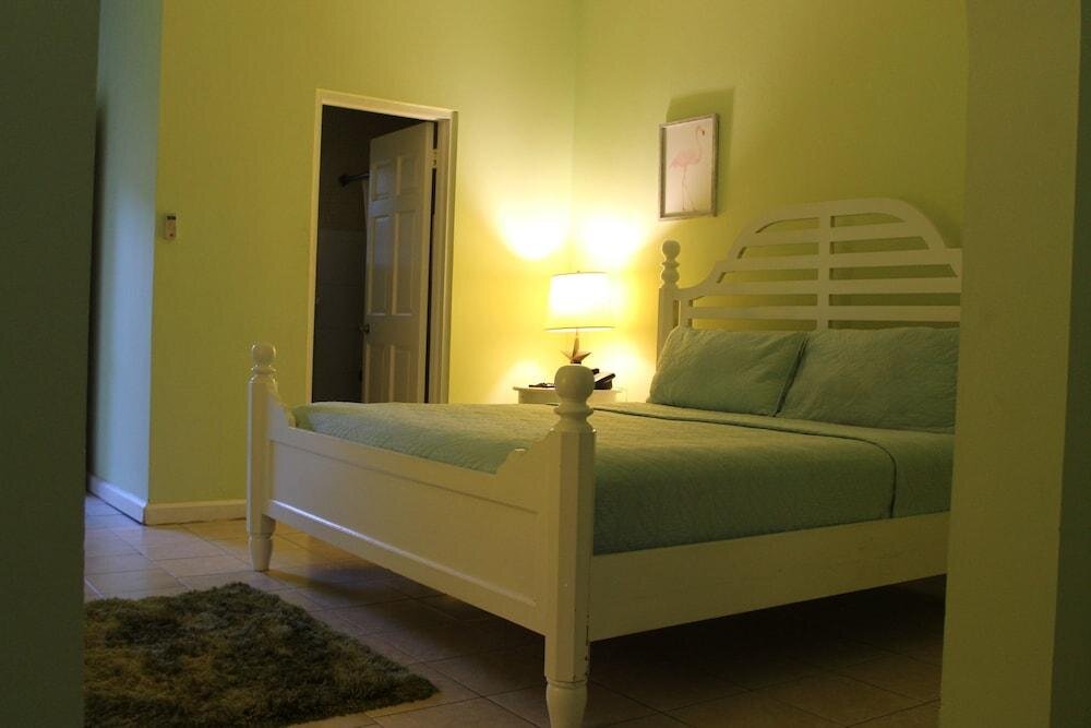Кровать в общем номере El Greco Hotel
