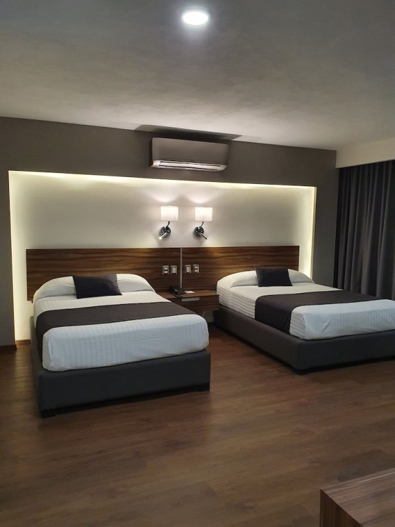 Camera quadrupla Standard con balcone Estanza Hotel & Suites