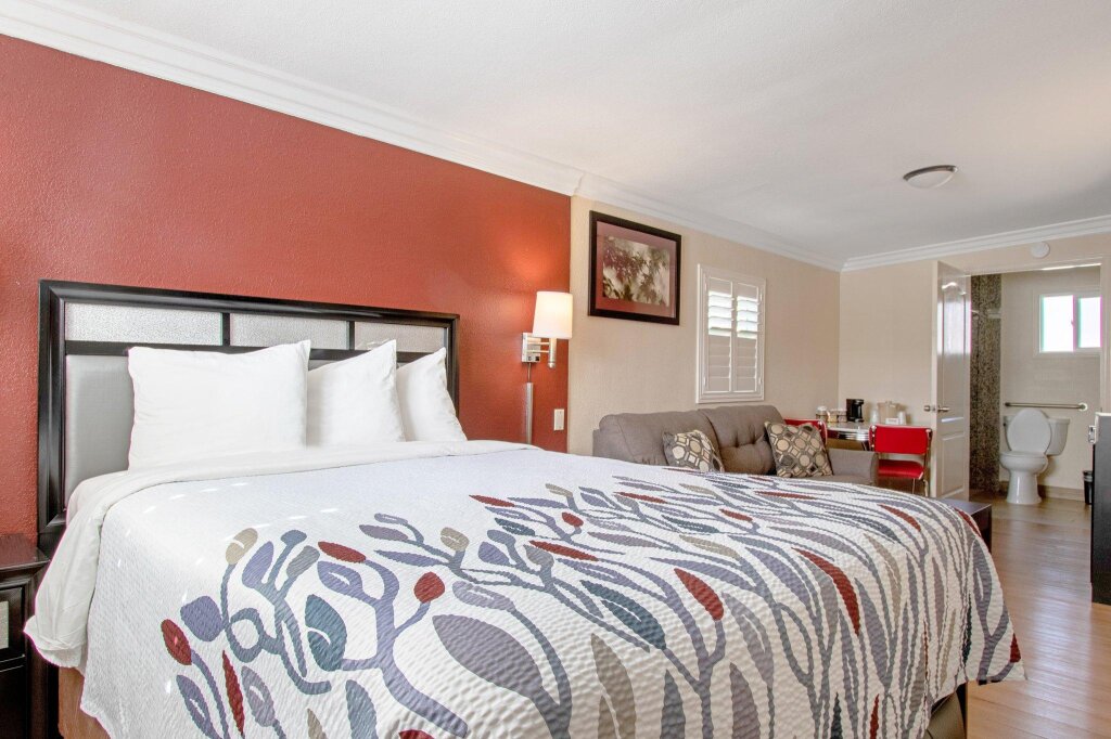Двухместный люкс Red Roof Inn & Suites Monterey