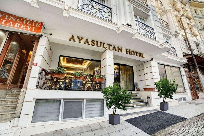 Кровать в общем номере Ayasultan Hotel