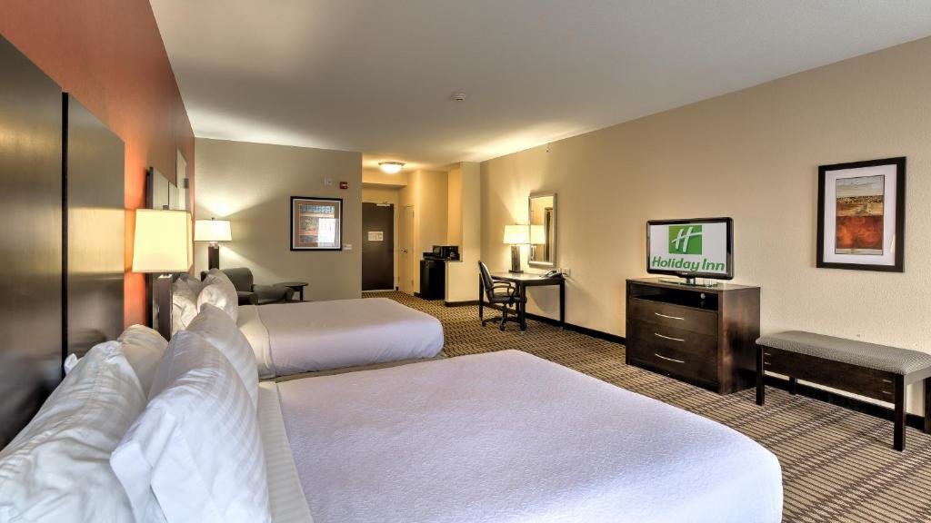 Quadruple suite Holiday Inn North Quail Springs, an IHG Hotel