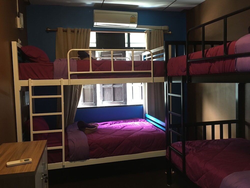 Кровать в общем номере (мужской номер) Resting Place Hostel