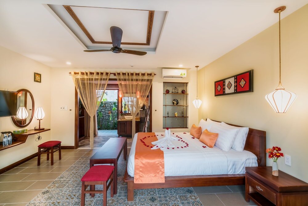 Premium Zimmer mit Balkon und mit Poolblick Hoi An Village Lodge