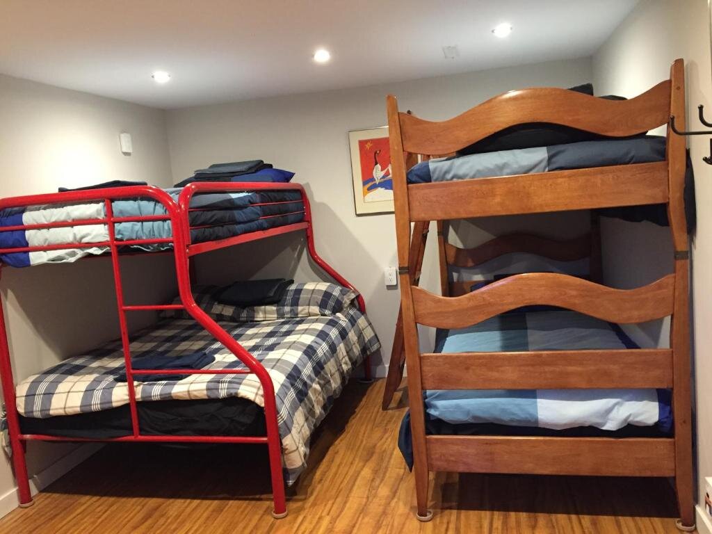 Кровать в общем номере The Calgary Hub Hostel Style Home