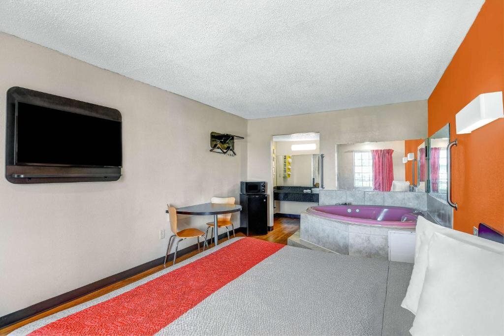 Suite Motel 6-Calhoun, GA