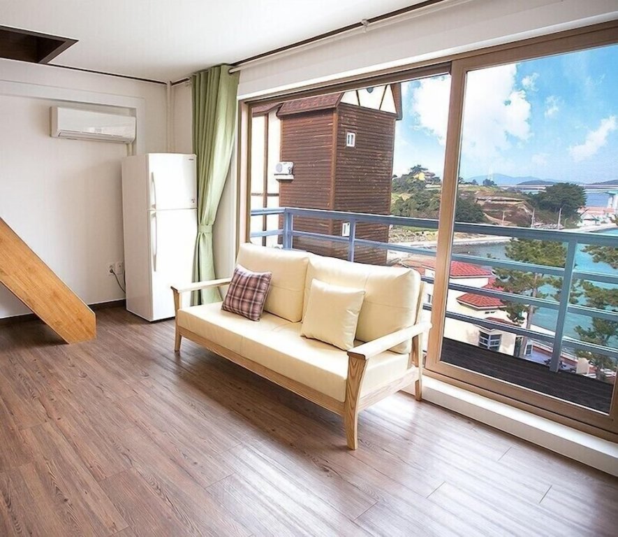 Standard Zimmer Doppelhaus mit Balkon Tongyeong Tulip Pension