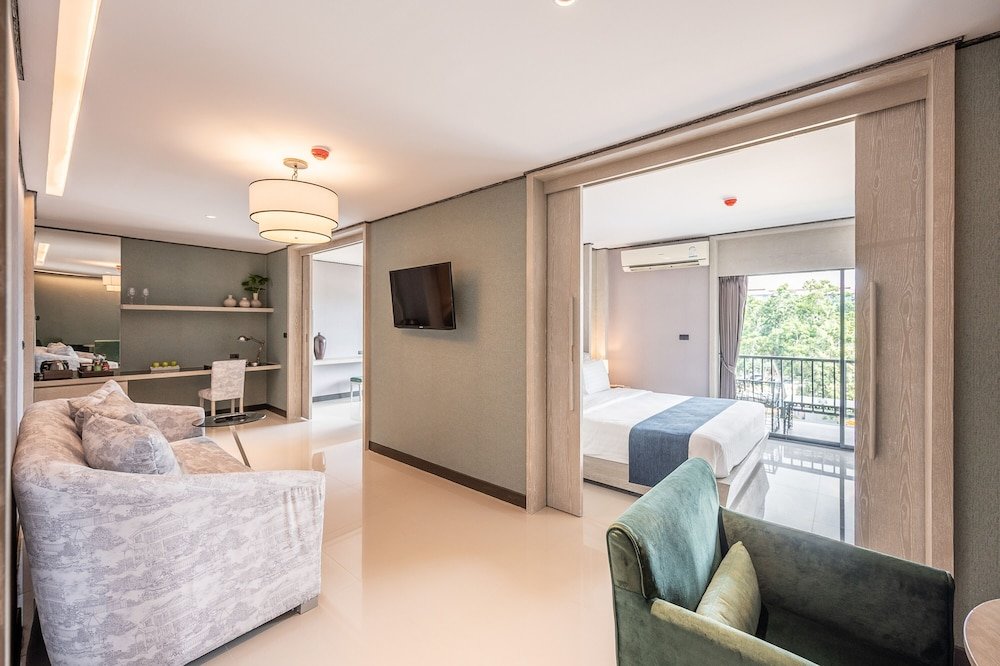 Семейный люкс с 2 комнатами с балконом Manhattan Pattaya Hotel - SHA Extra Plus