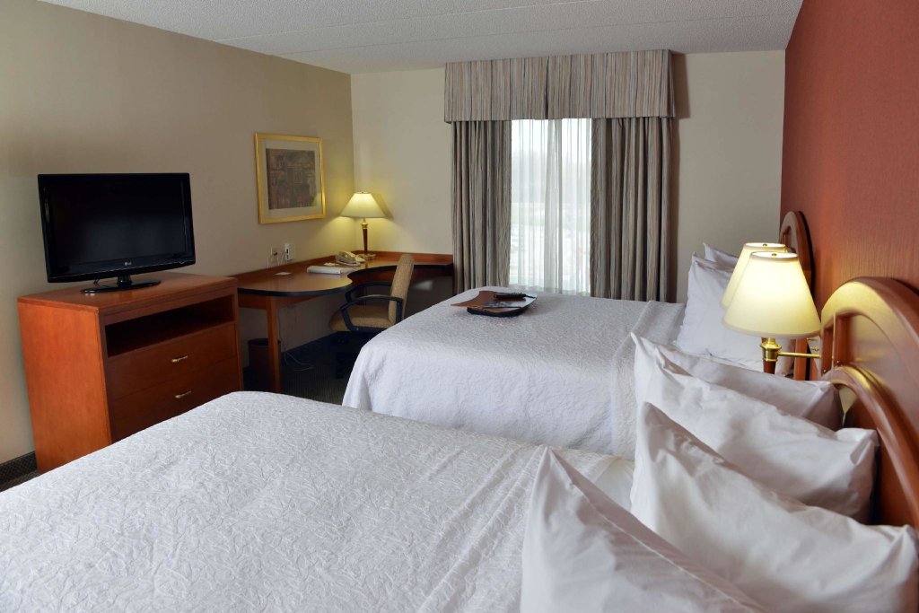 Четырёхместный номер Standard Hampton Inn & Suites by Hilton Windsor