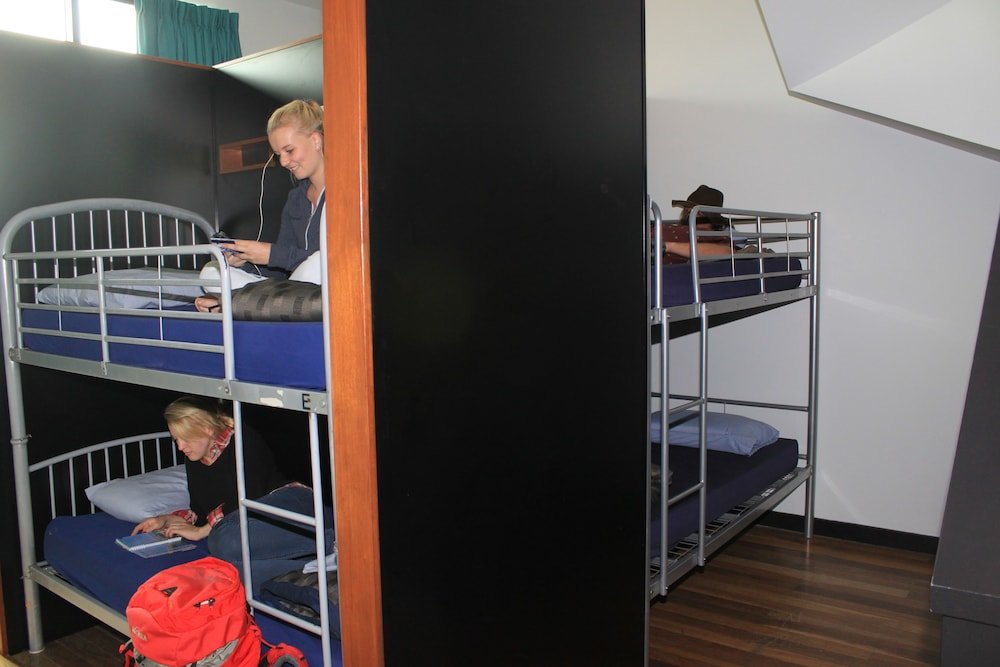 Кровать в общем номере с балконом Bunk Brisbane