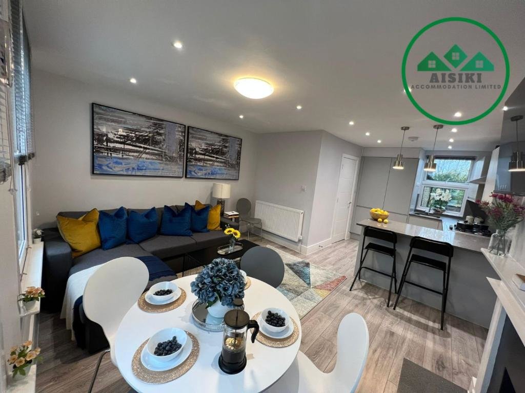 2 Bedrooms Apartment Aisiki Apartments at Stanhope Road, North Finchley, Multiple 2 or 3 Bedroom Pet-Friendly Duplex Flats, King or Twin Beds with FREE WIFI