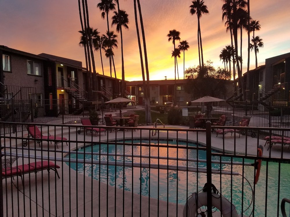 Apartment Scottsdale's Premium Short Term Getaway, Fully Furnished 1 Bedroom Homes, Free Golf, Cable, Utilities, Wi-fi, Parking, Pool, and Bike Trails- Unit 112 by Redawning