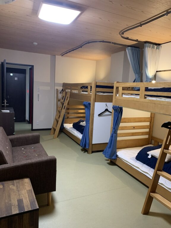 Кровать в общем номере Hilo Hostel