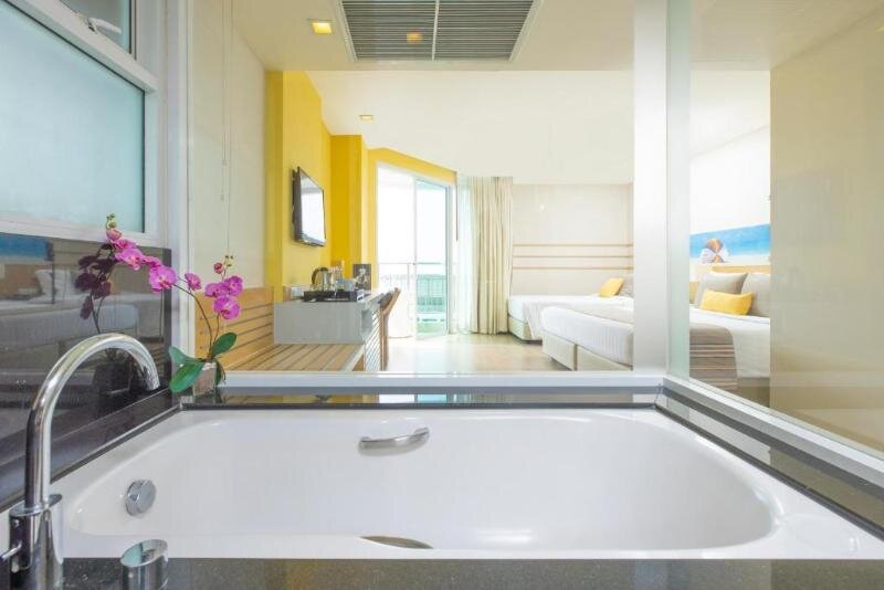 Standard room with balcony Pattaya Sea View Hotel - SHA Extra Plus