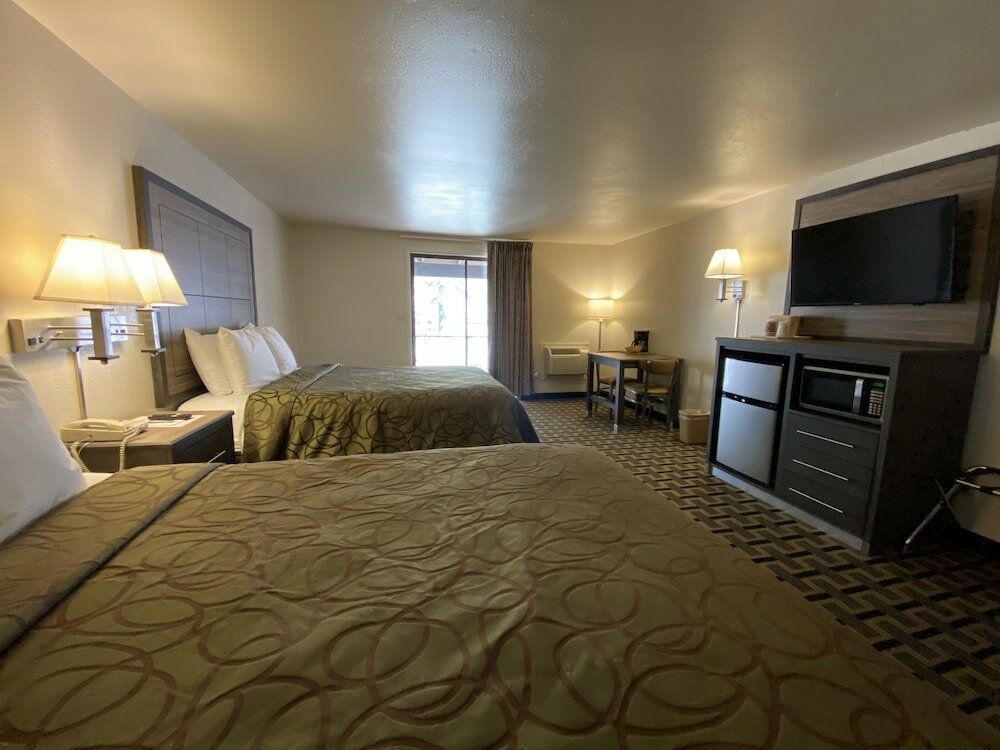 Deluxe quadruple chambre avec balcon Motel In The Pines