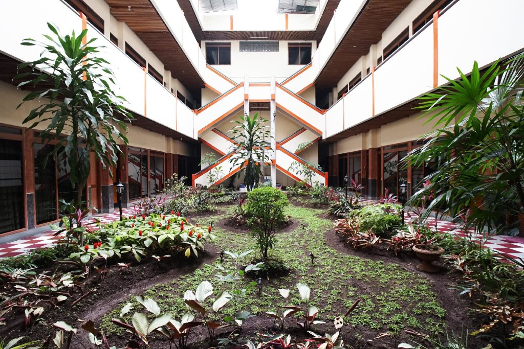 Четырёхместный люкс Hotel Bandung Permai