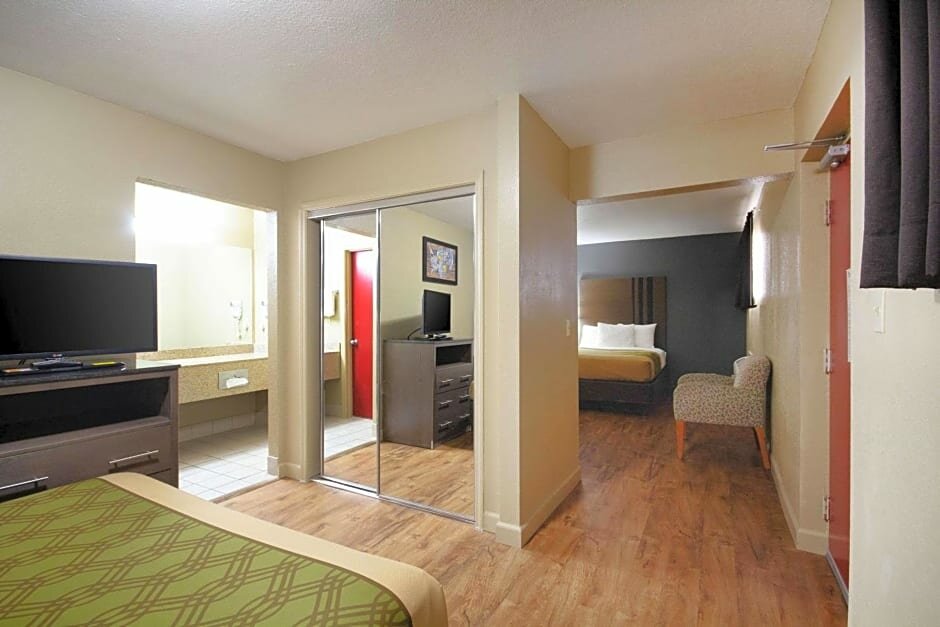 Suite Econolodge Inn & Suites