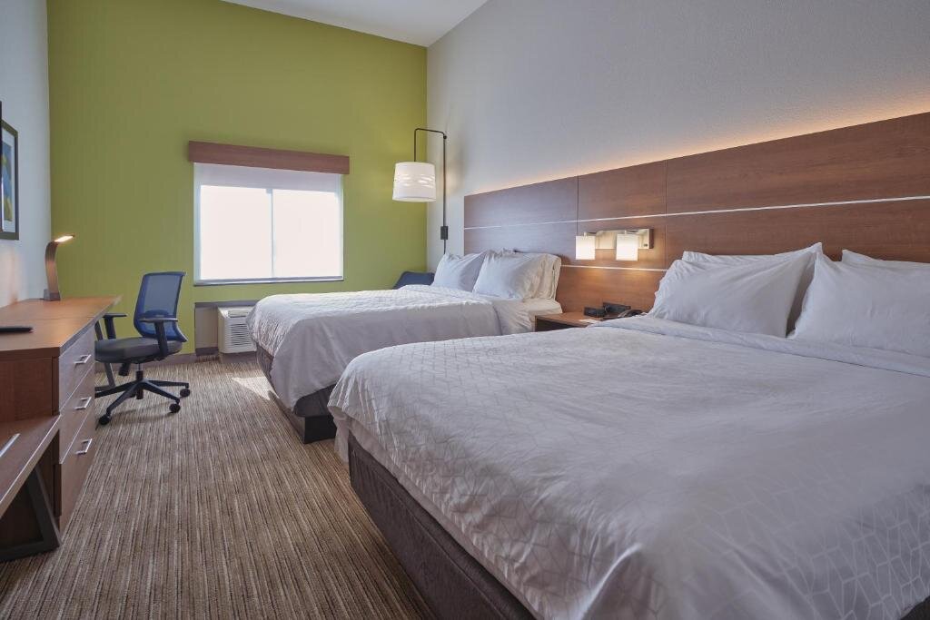 Двухместный номер Standard Holiday Inn Express Hotel and Suites Akron South-Airport Area, an IHG Hotel