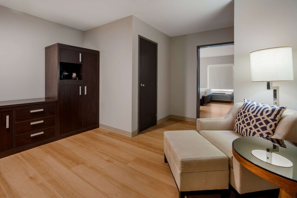 Четырёхместный люкс Quality Suites Lake Charles Downtown