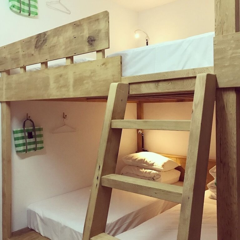 Кровать в общем номере (женский номер) с балконом Cao Ji Book Inn Hostel