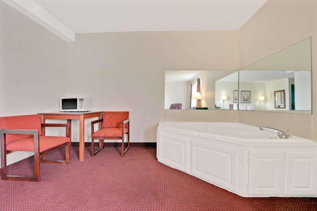 Quadruple suite Super 8 by Wyndham Riverside/Kansas City