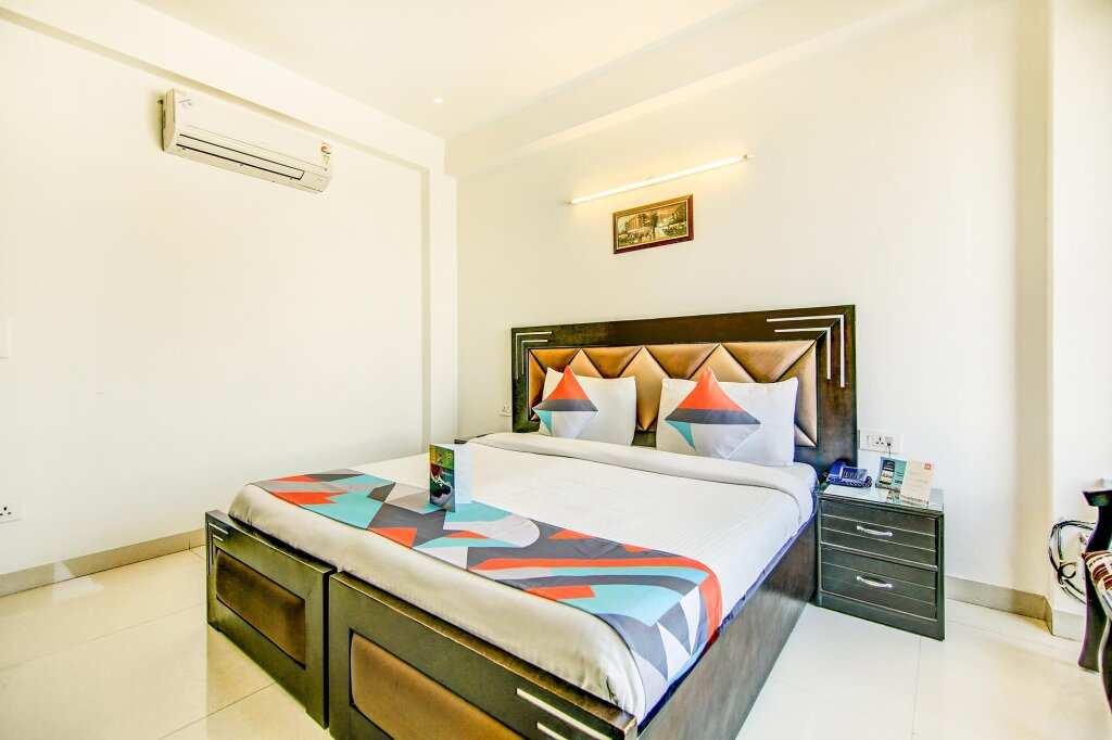 Deluxe room FabExpress Hemkunt Residency Noida
