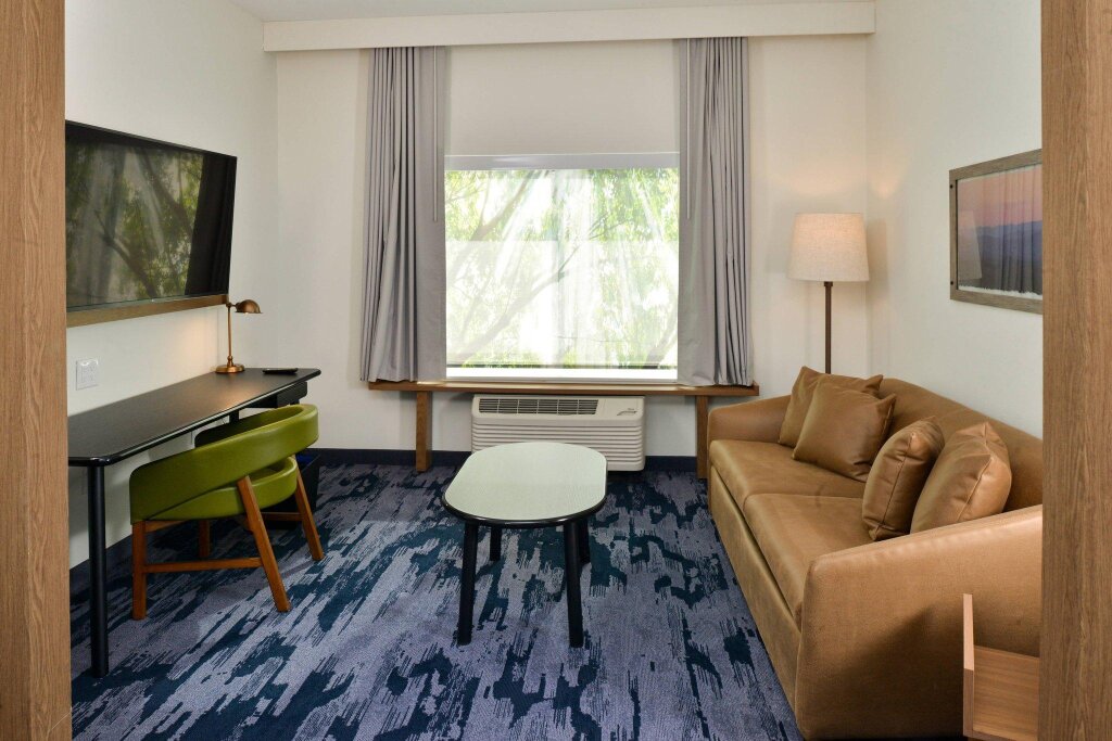 Двухместный люкс Fairfield Inn & Suites by Marriott Charlotte University Research Park