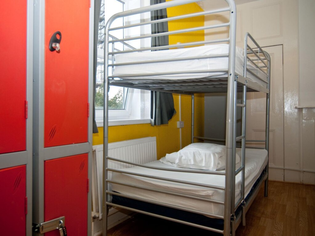 Кровать в общем номере (женский номер) Book A Bed Hostels