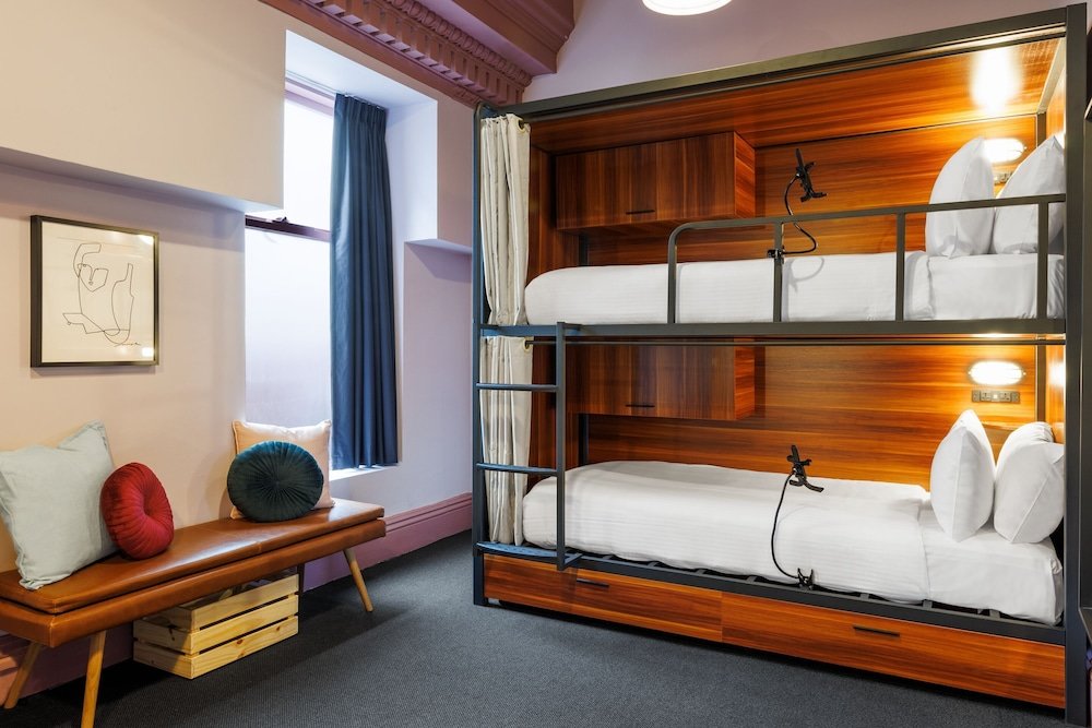 Кровать в общем номере Selina St Kilda Melbourne