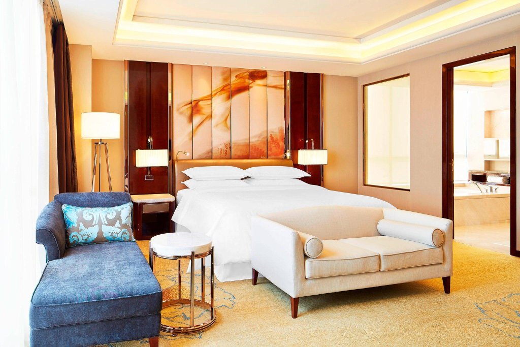 Люкс c 1 комнатой Sheraton Grand Zhengzhou Hotel