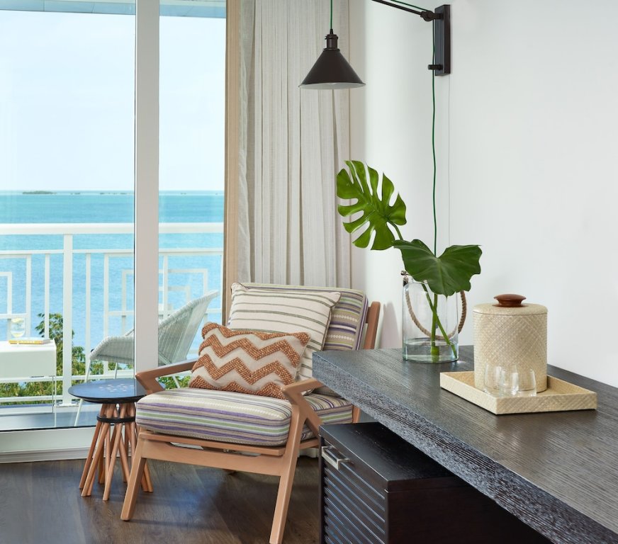Четырёхместный номер Standard с балконом и с видом на воду Baker's Cay Resort Key Largo, Curio Collection By Hilton