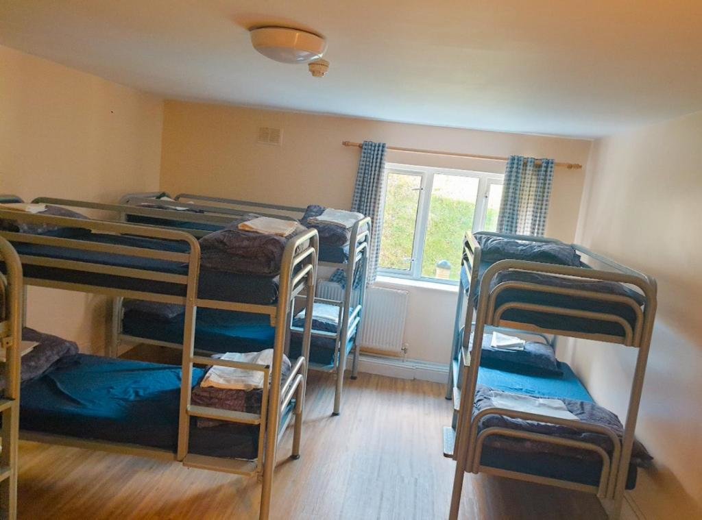 Кровать в общем номере (мужской номер) Glendalough International Youth Hostel
