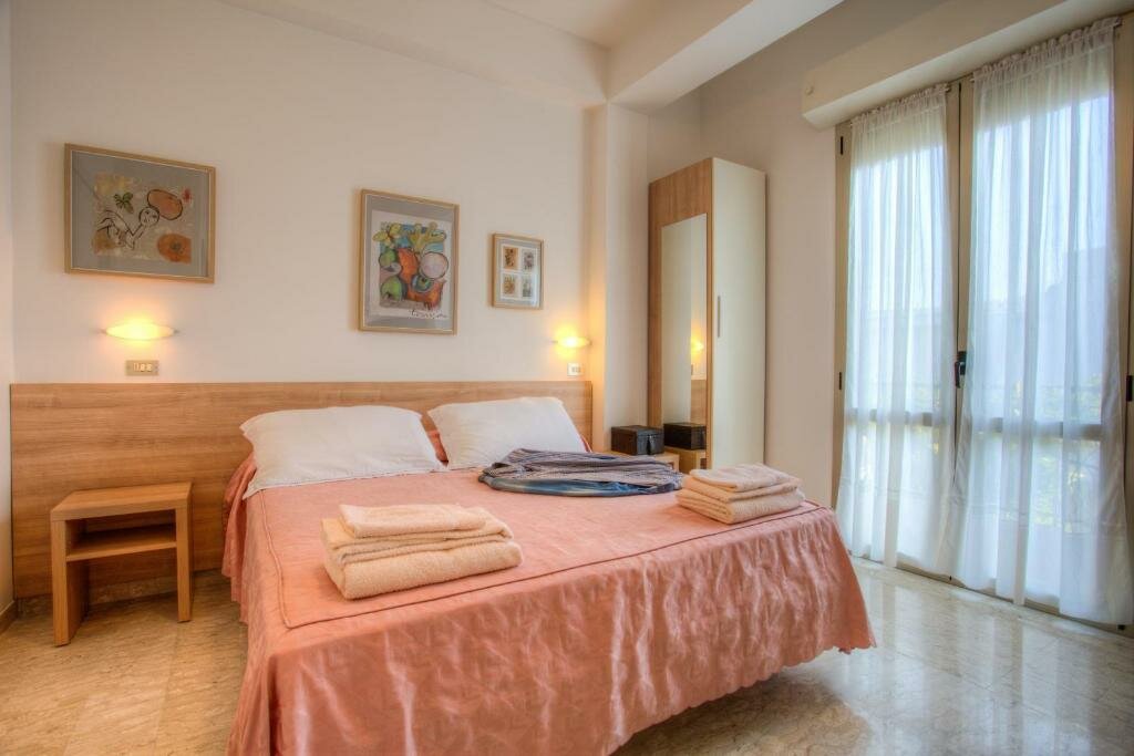 Standard Quadruple room with balcony Albergo Villa Lucia