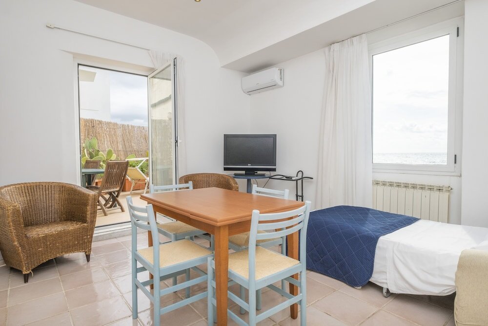 Апартаменты с 2 комнатами с балконом и с видом на море Residence Cavalluccio Marino
