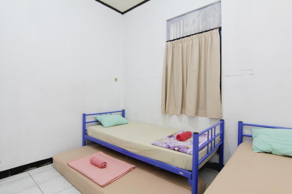 Кровать в общем номере Arjuna Hostel