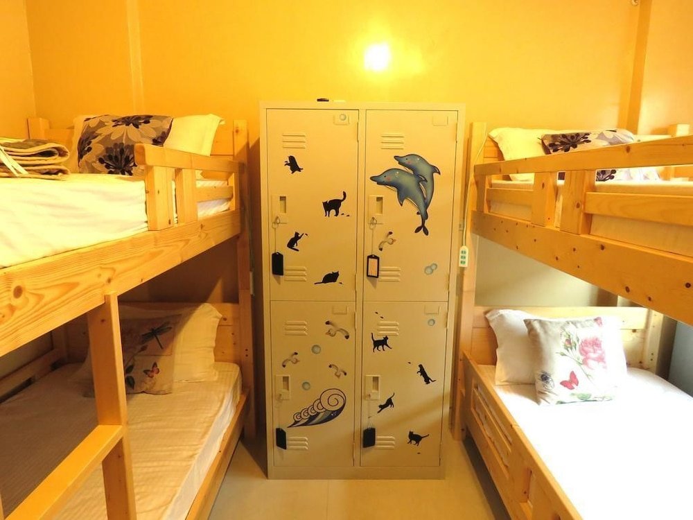 Кровать в общем номере (мужской номер) Whale's Homestay