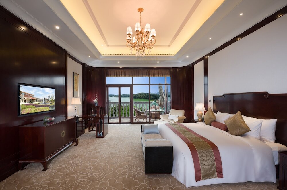 Deluxe Suite with balcony New Century Hotel Guian Guizhou