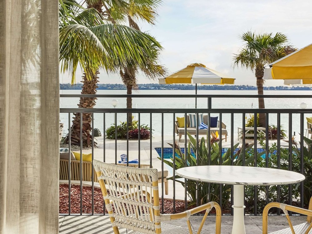 Двухместный номер Standard с балконом и с видом на бассейн The Beachcomber Hotel & Resort, Ascend Hotel Collection