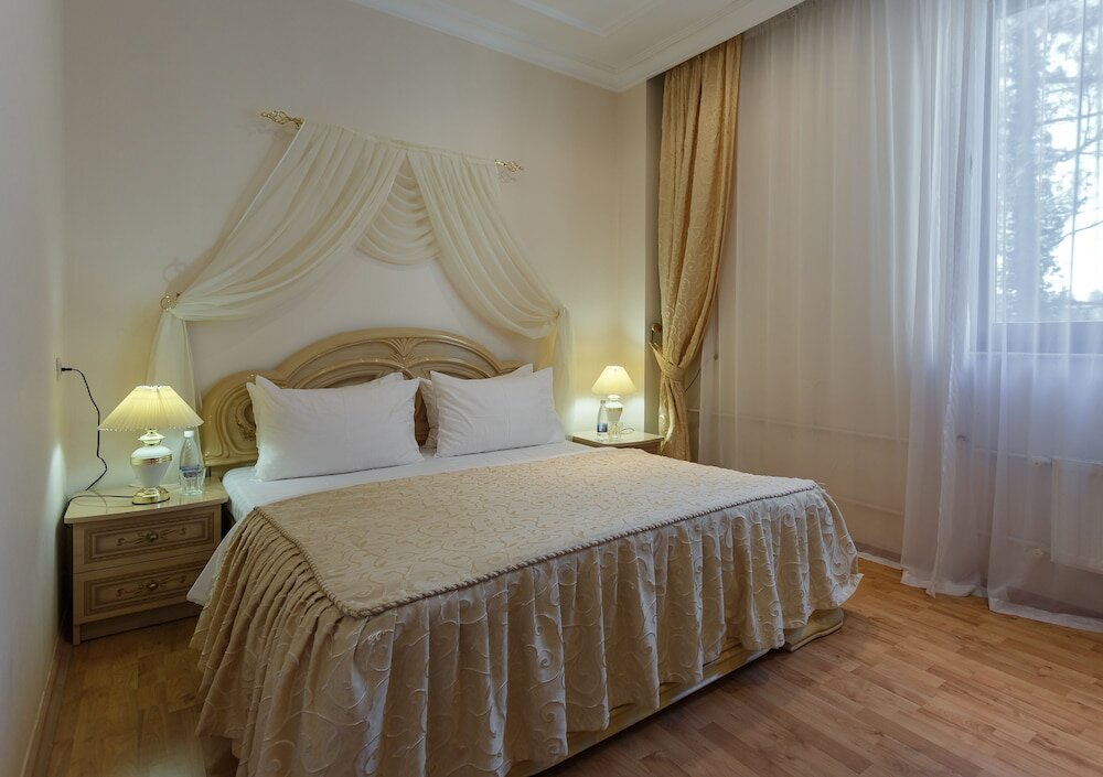 Suite 1 Schlafzimmer Russky Dom Divny 43°39° Spa Hotel