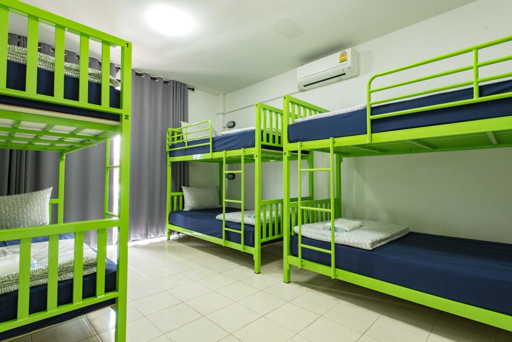 Кровать в общем номере P Hostel Buriram
