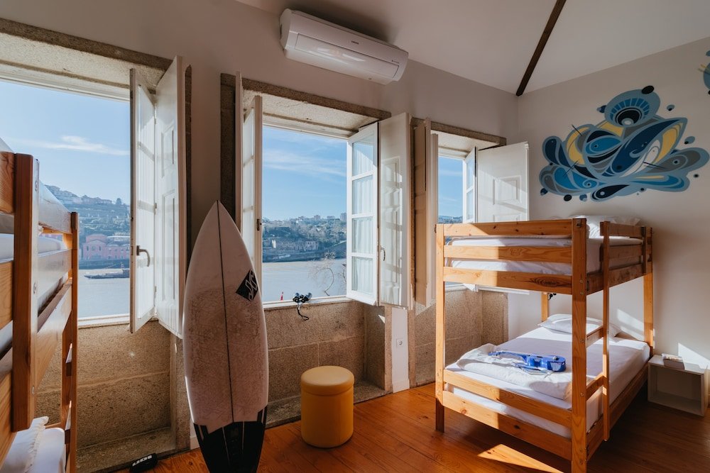 Кровать в общем номере Мансарда с видом на реку Happy Porto Hostel & Apartments