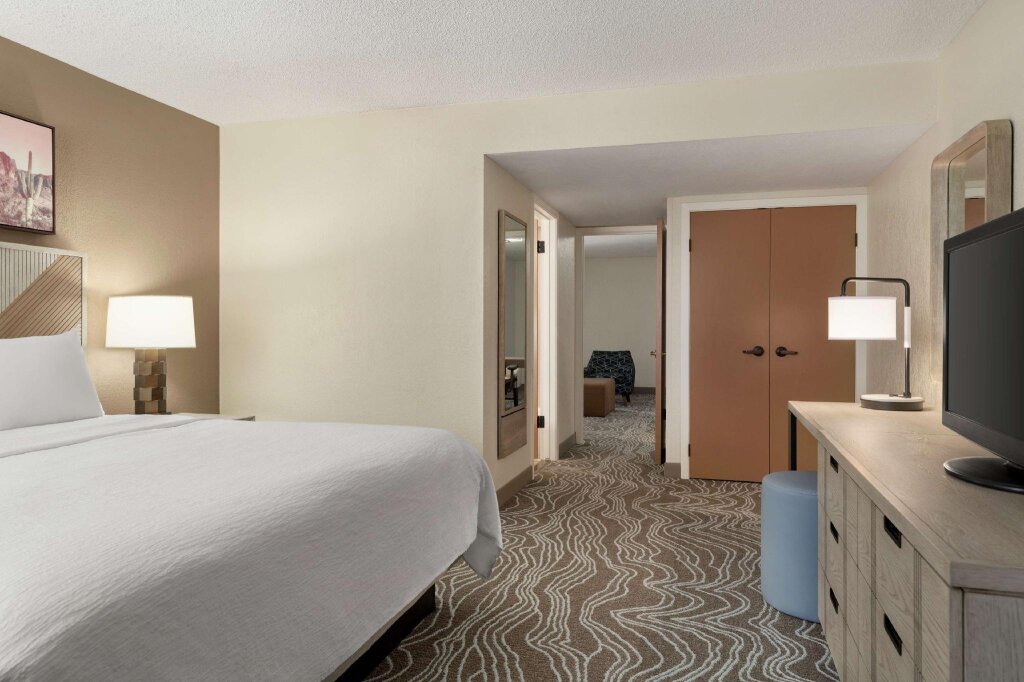 Люкс с 2 комнатами Embassy Suites by Hilton Phoenix Tempe