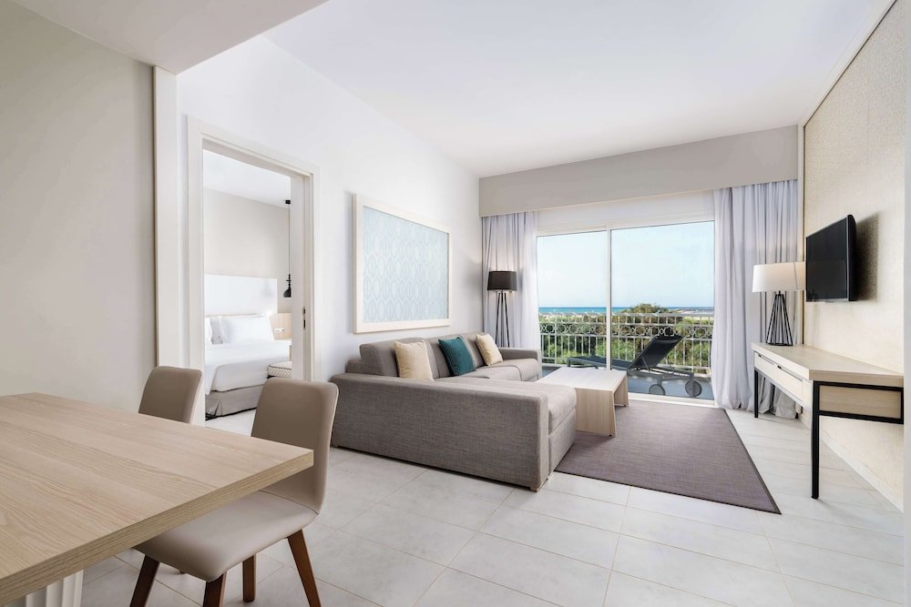 Suite 1 Schlafzimmer mit Balkon und mit Meerblick Radisson Blu Residences, Saidia