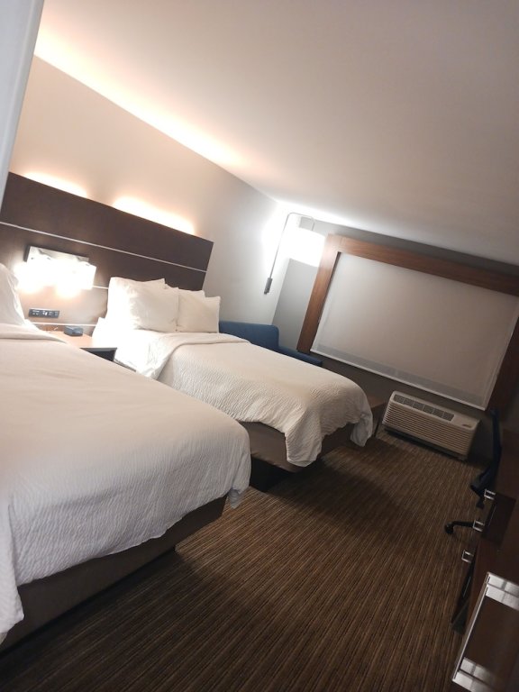 Четырёхместный люкс Holiday Inn Express & Suites Gainesville - Lake Lanier Area, an IHG Hotel