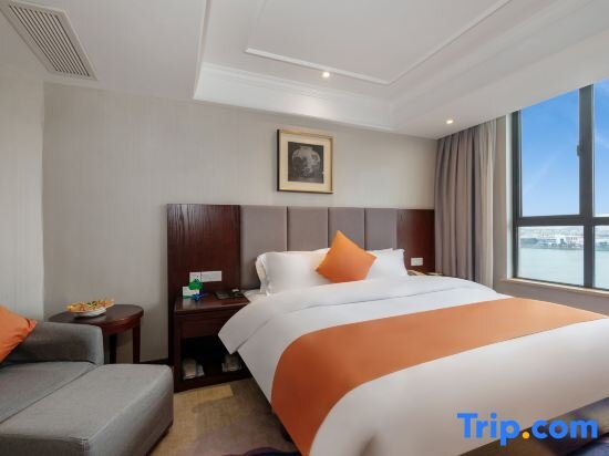 Люкс с 2 комнатами с видом на озеро Huzhou Wealth Hotel