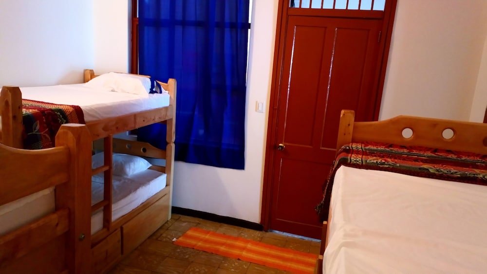 Кровать в общем номере Tikay Café- Hostal