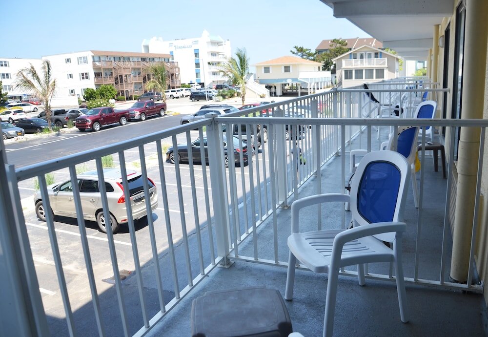 Четырёхместный номер Standard с балконом и с видом на город Coastal Palms Inn and Suites