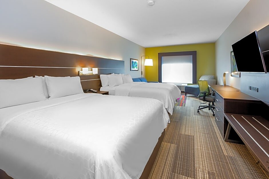 Четырёхместный люкс Holiday Inn Express Hotel & Suites Woodhaven, an IHG Hotel
