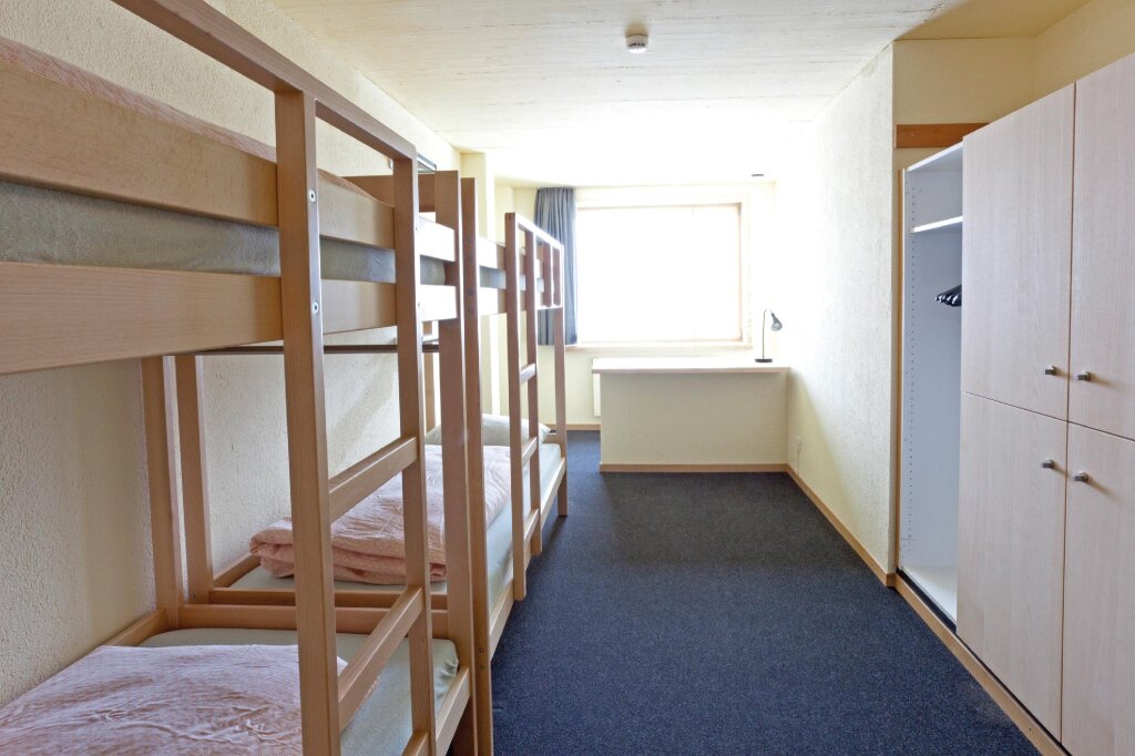Кровать в общем номере St. Moritz Youth Hostel